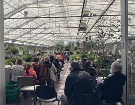 An Ostersonntag (17.04.2022) fand ein &#246;kumenischer Oster-Gottesdienst bei uns im Saison-Gew&#228;chshaus statt. Zwischen bl&#252;henden Blumen wurde &#252;ber Auferstehung und das Leben gesprochen. 